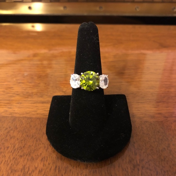 Women’s silver size 8 ring - Picture 1 of 3
